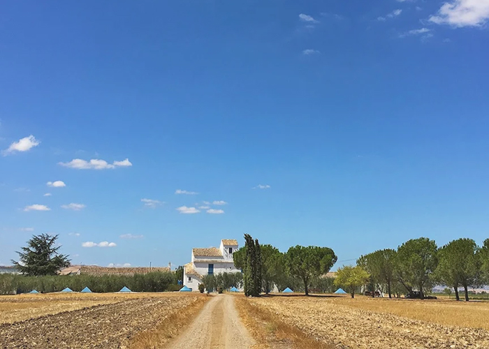Strada rurale tra i campi di Candela